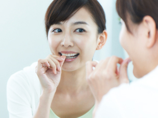 薄く滑らかな装置なので、矯正装置が粘膜や舌へあたる痛みや口内炎になることがなく、口腔内での違和感もほとんどありません。