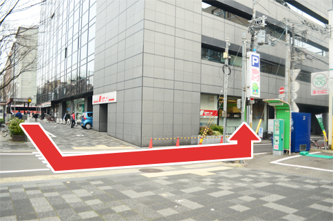 【交通アクセス】地下鉄東西線「烏丸御池」駅直結 ※矢印の方向にお進みください。ニッポンレンタカー隣にございます。