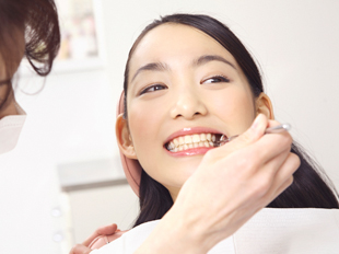 約3ヶ月ごとにお口の中を診査します。むし歯・歯周病のチェックを行い、前回と比較し悪化している箇所があれば、担当衛生士が詳しく説明します。※検査期間は、お口の状態によって変わります。