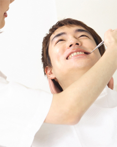 PMTCは毎日の歯磨きでの磨き残しを、患者様に代って専門の歯科医師・歯科衛生士が、クリーニングすることが中心となります。歯の表面についた歯垢(バイオフィルム)や沈着物を特殊な医療器機を使って完全に取り去ることにより、歯を歯周病から守ります。また、歯の質を強くするためにフッ素を塗布し歯垢の再付着を防ぎ、むし歯から守ります。さらに、歯肉をマッサージすることで血行がよくなり免疫力も高まります。少しでもプロの技術を覚えてご家庭でも頑張ってみてください。イメージとしては、毎日自分で洗顔して時々エステでフェイシャルマッサージをしてもらうという感じです。お口の健康を守るために、是非エステ感覚でお口のケアを行ってみてください。PMTCを行うことで、生涯ご自分の歯で噛める口腔環境のお手伝いをしております。磨きにくいところは、むし歯や歯周病になりやすい危険部位ですので、約3ヶ月に1度歯科医院で清掃することで、むし歯や歯周病からご自身の歯を守りましょう。